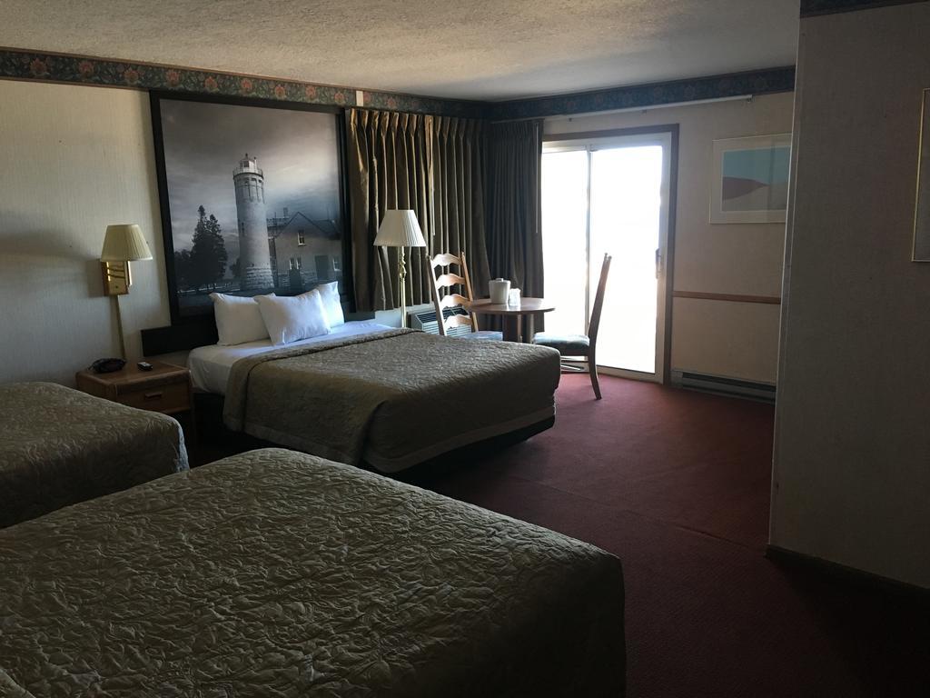 Super 8 Beachfront By Wyndham Mackinaw City, Mi Exterior photo
