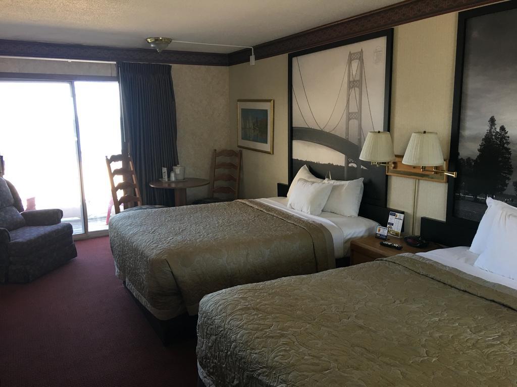 Super 8 Beachfront By Wyndham Mackinaw City, Mi Exterior photo