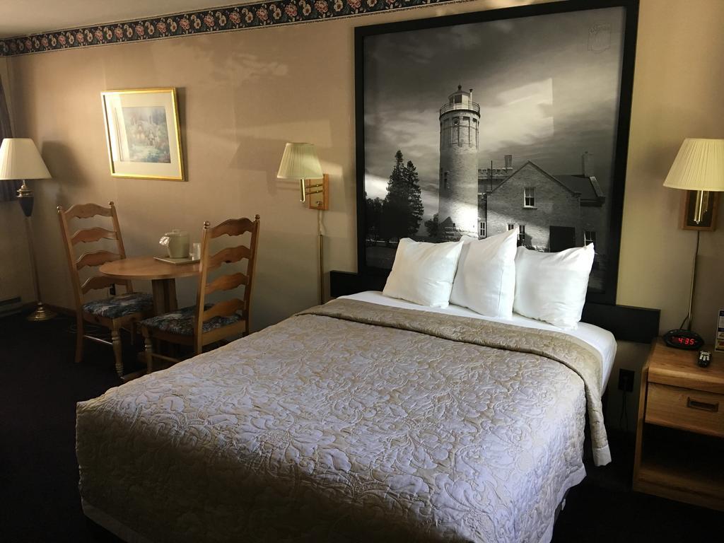 Super 8 Beachfront By Wyndham Mackinaw City, Mi Exterior photo