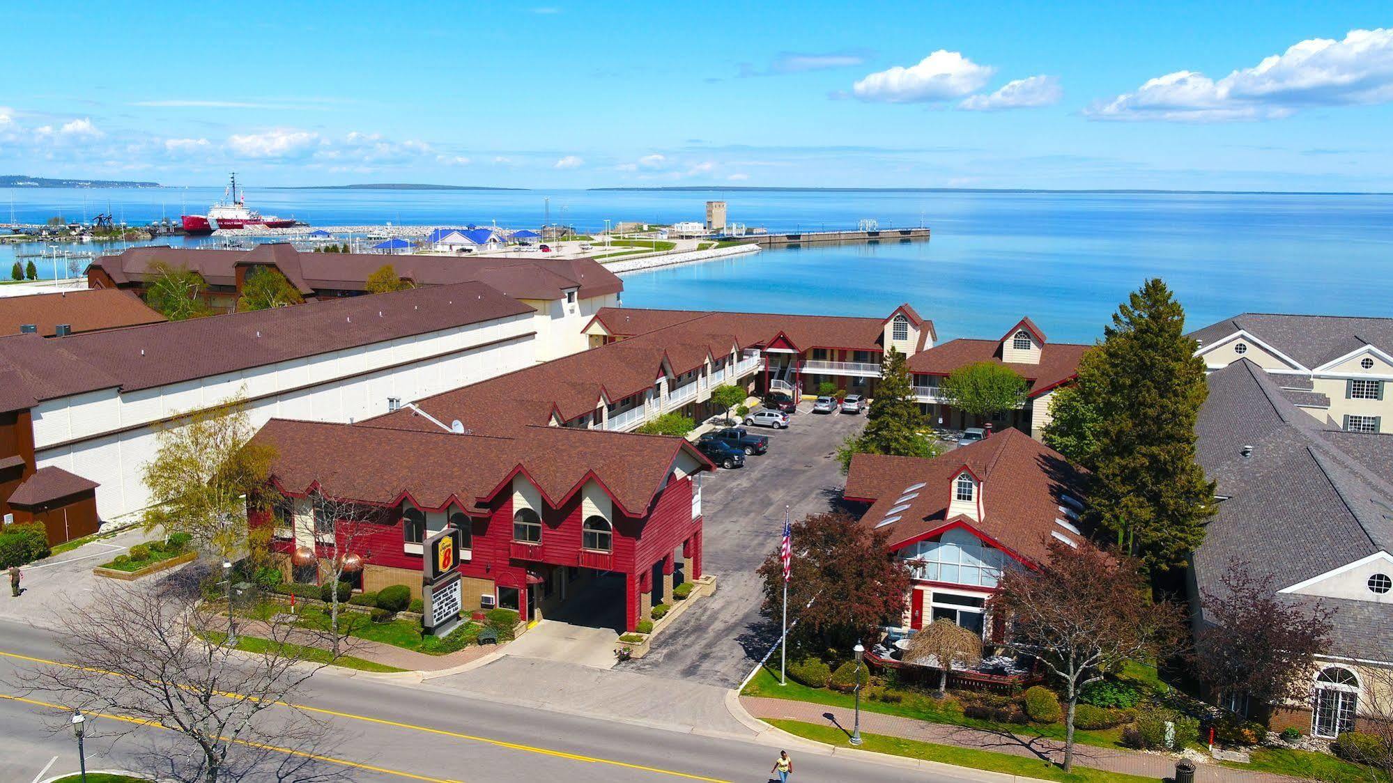 Super 8 Beachfront By Wyndham Mackinaw City, Mi Exterior photo