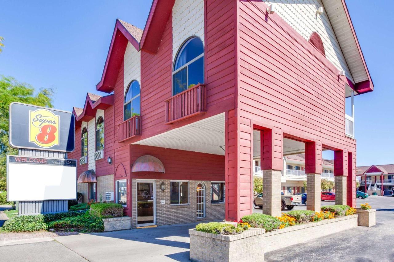 Super 8 Beachfront By Wyndham Mackinaw City, Mi Exterior photo