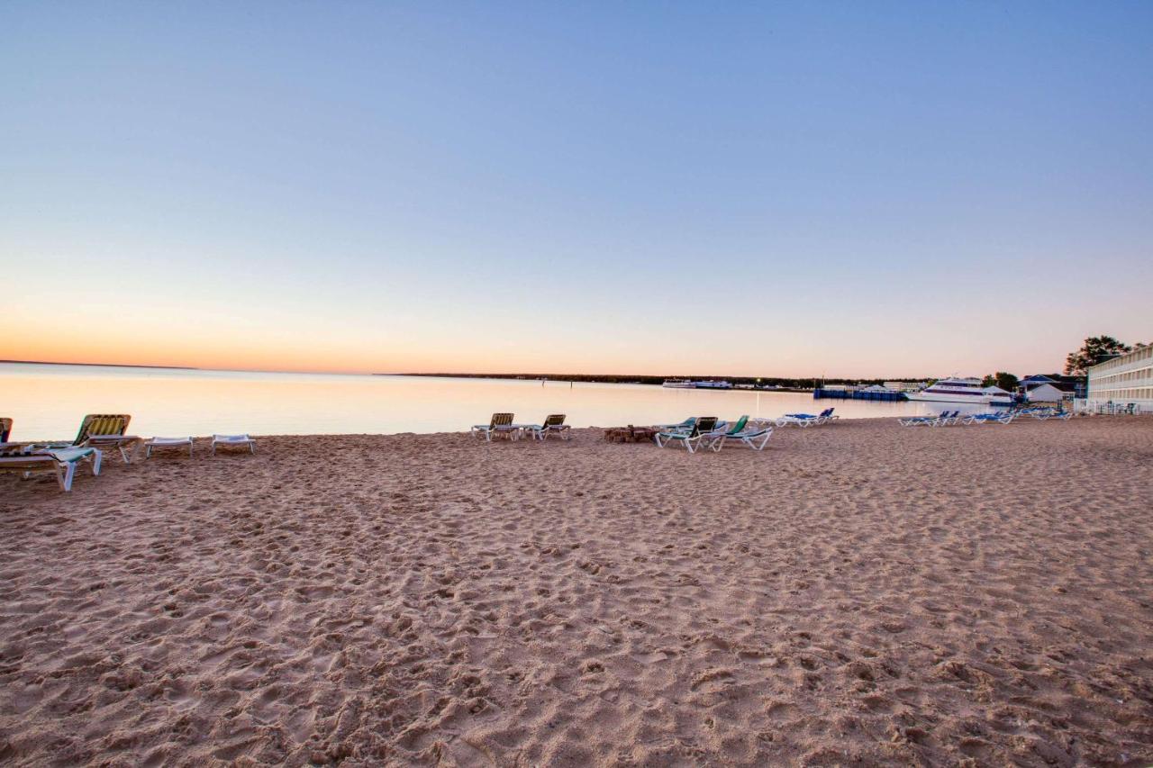 Super 8 Beachfront By Wyndham Mackinaw City, Mi Exterior photo