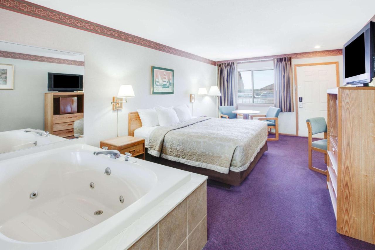 Super 8 Beachfront By Wyndham Mackinaw City, Mi Exterior photo