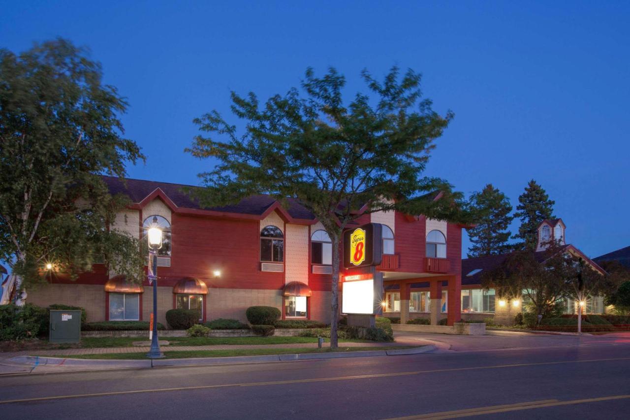 Super 8 Beachfront By Wyndham Mackinaw City, Mi Exterior photo